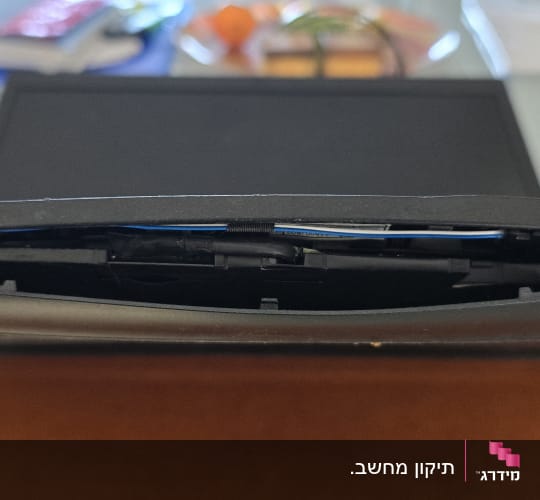מחשב נייד עם מסך מנותק מעט מהמסגרת